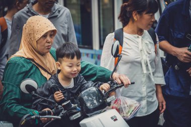 Bir scooter oğlu ile Müslüman kadın
