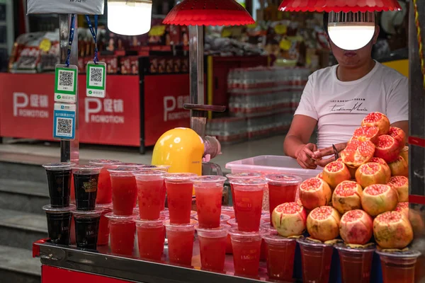 Pomegranate juice seller in Muslim Quarter in Xian — Stock Photo, Image