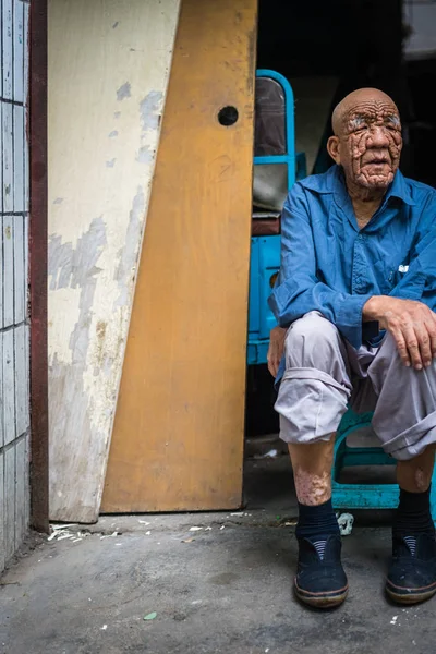 Дуже старий китайський чоловік з зморшкуватою особою — стокове фото