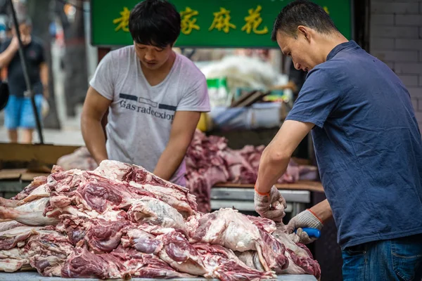 Резка свежего мяса на рынке в Сиань — стоковое фото