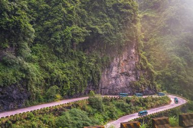 Tianmen Dağı'na giden yolda turistlerin olduğu otobüs