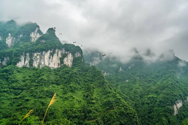 Téléphérique vers les montagnes de Tianmen — Photo