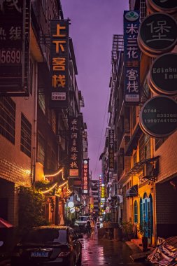 Gece Zhangjiajie şehirde Sokak