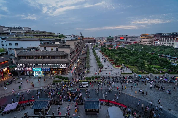 Multitud en la ajetreada plaza del centro de Xian — Foto de Stock