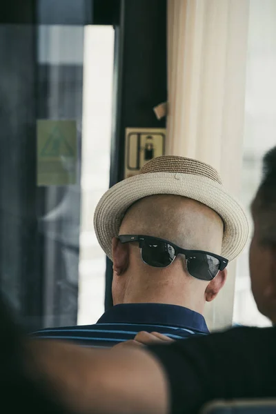 Mężczyzna z okularem przeciwsłonecznymi z tyłu szyi — Zdjęcie stockowe