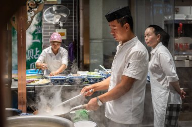 Çinli şef sıcak yemek hazırlıyor