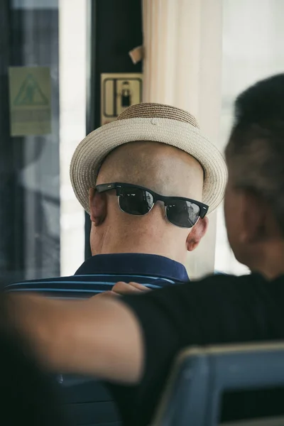Mężczyzna z okularem przeciwsłonecznymi z tyłu szyi — Zdjęcie stockowe