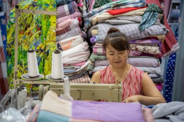 Elektrikli dikiş makinesi kullanarak Çinli kadın