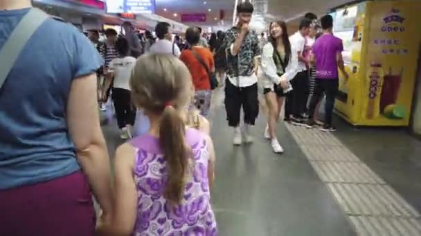 中国西安 2019年7月 在通往地铁站的地下通道上与母亲同行的可敬的高加索小女孩 — 图库视频影像