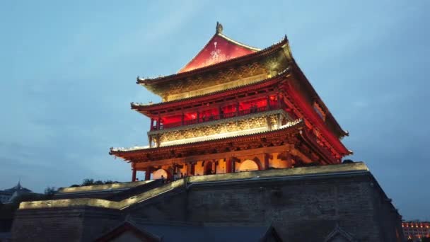 2019年7月 西安ベルドラムタワーは 夜に美しく点灯し 光り輝く 浙西省 — ストック動画