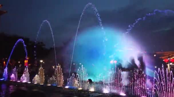 中国西安の夕暮れ時に中央広場の噴水で驚くべき光と音のショー — ストック動画