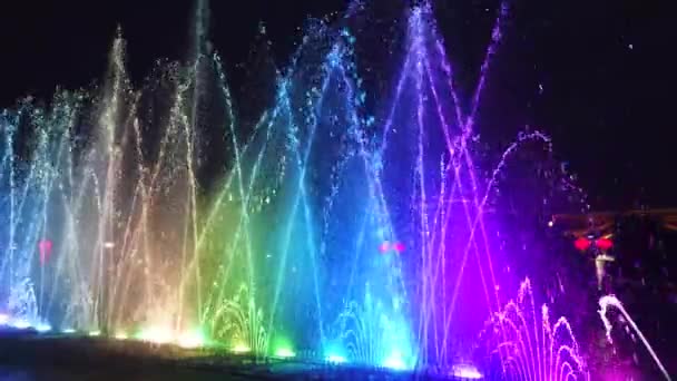 Erstaunliche Licht Und Soundshow Den Brunnen Auf Dem Zentralen Stadtplatz — Stockvideo