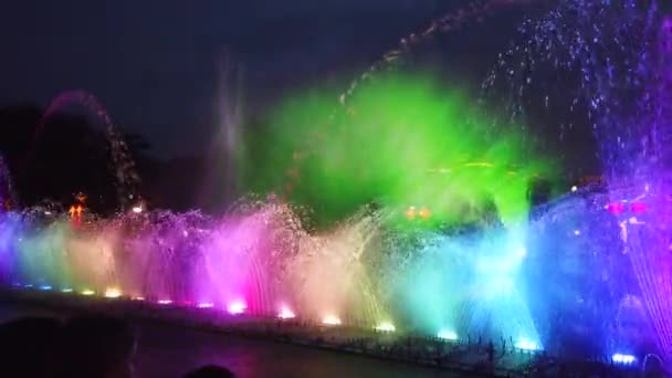 中国西安の夕暮れ時に中央広場の噴水で驚くべき光と音のショー — ストック動画