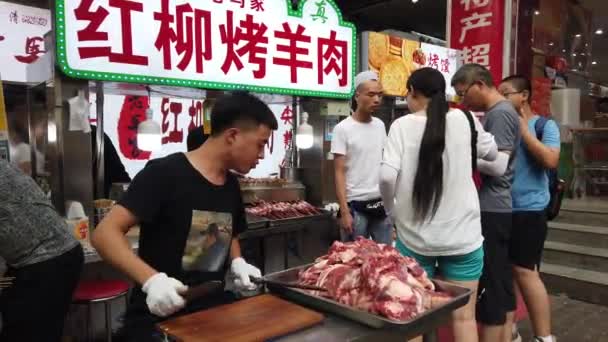 Сиань Китай Июль 2019 Мясник Точит Нож Резать Свежее Мясо — стоковое видео