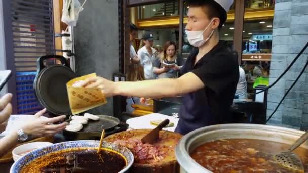 Xian China Juli 2019 Chinese Chef Snijdt Vers Gekookt Varkensvlees — Stockvideo