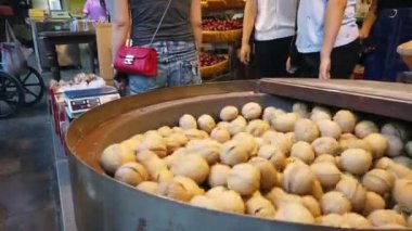 Xian, Çin - Temmuz 2019: Çin 'in orta kesimindeki Shaanxi Eyaleti, Xian kasabasındaki Müslüman Mahallesi' nde satılık ceviz