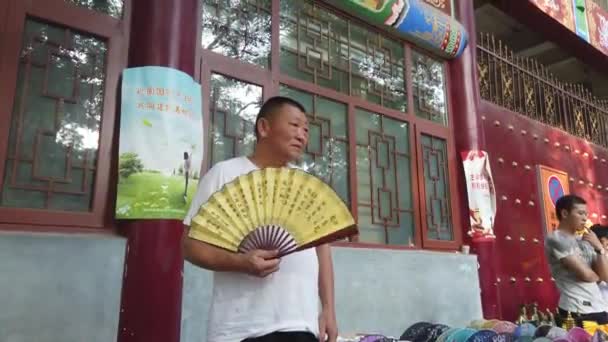 Xian China Julio 2019 Hombre Mayor Vendiendo Abanicos Papel Colores — Vídeos de Stock