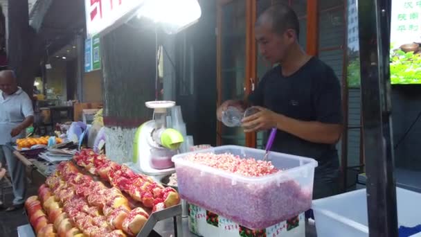 Xian Kina Juli 2019 Man Förbereder Färskpressad Granatäppeljuice Ett Stall — Stockvideo