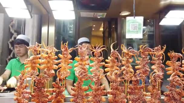 Xian China Juli 2019 Verkäufer Von Fleisch Snacks Tintenfischen Und — Stockvideo