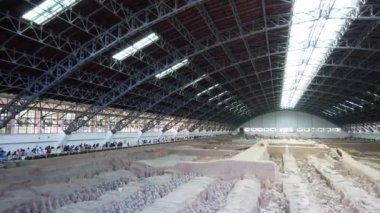 Xian, Çin - Temmuz 2019 : Çin'in ilk imparatoru Qin Shi Huang Di, Xian, Shaanxi Eyaleti'nin saltanatı sırasında oluşturulan terracota kil askerlerden oluşan bir ordu