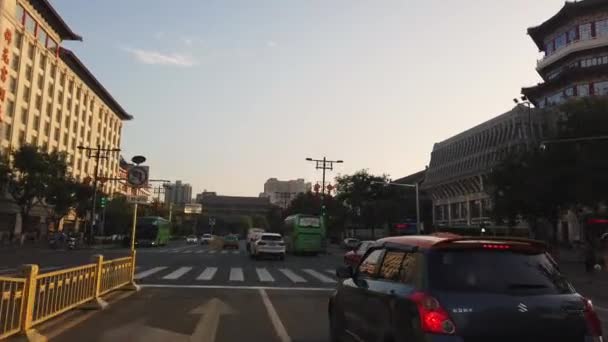 7月2019 陝西省 中国中央部の夏に西安の街で忙しい通りに緑のバスや交通の車のフロントビュー — ストック動画