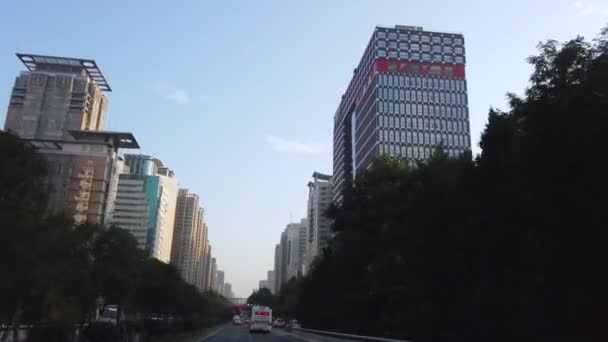 中国西安 2019年7月 中国陕西西安市夏季繁忙街道交通的汽车前景 — 图库视频影像