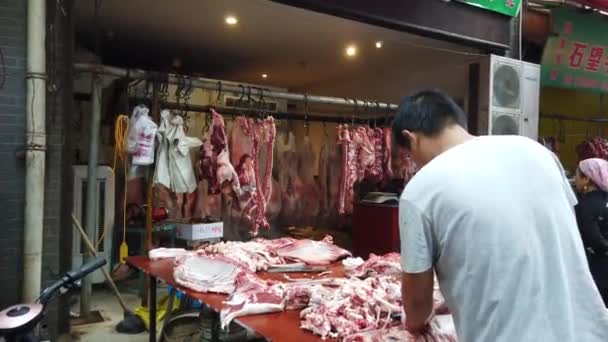 Xian Cina Agosto 2019 Due Operai Tagliano Segregano Carne Ossa — Video Stock