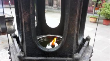 Chengdu, Çin - Temmuz 2019: Çinli kadınlar dua ediyor, ibadet ediyor, sadaka veriyor ve Wenshu Çin Budist Tapınağında şükranlarını sunuyor.