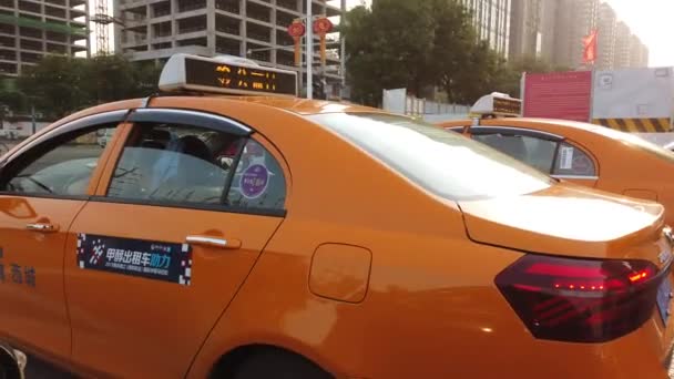 Xian Kina August 2019 Orange Taxier Venter Korsvej Grønt Trafiklysskilt – Stock-video