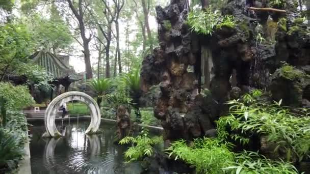 Filmaufnahmen Eines Künstlichen Kleinen Wasserfalls Der Aus Einem Felsen Einem — Stockvideo