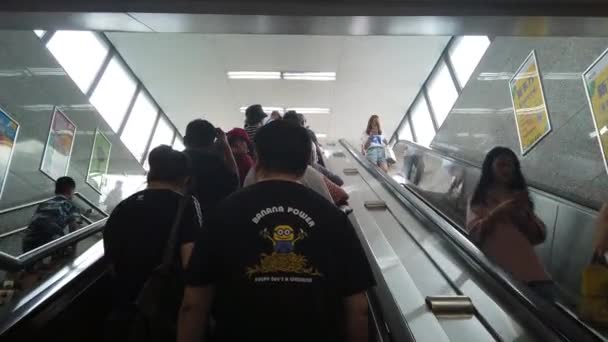 Chengdu China Julho 2019 Pessoas Saindo Metrô Uma Escada Rolante — Vídeo de Stock