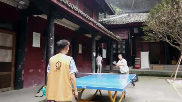 Chengdu China Julho 2019 Homem Mulher Jogando Ping Pong Pátio — Vídeo de Stock