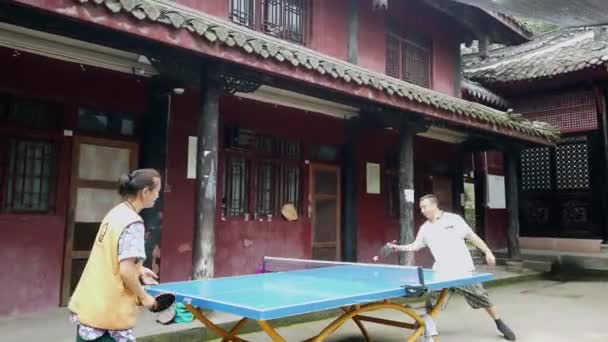 Chengdu Kina Juli 2019 Man Och Kvinna Spelar Pingis Gården — Stockvideo