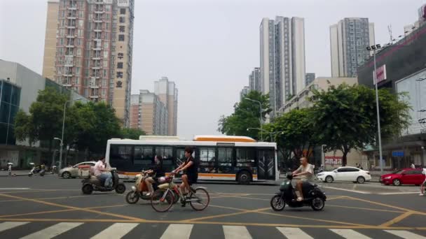 Chengdu Kina Juli 2019 Människor Cyklister Skotrar Korsar Gatan Stora — Stockvideo