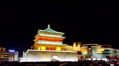 Xian, Çin - Temmuz 2019: Güzel aydınlatılmış ve aydınlatılmış Xian çan davul kulesi önünde gece, Shaaxi vilayeti, orta Çin