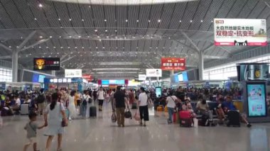 Xian, Çin - Temmuz 2019: Xian modern yüksek hızlı tren istasyonunda Çinli kalabalıklar