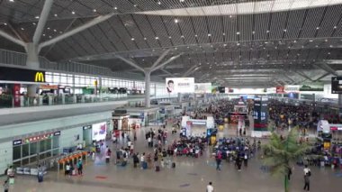 Xian, Çin - Temmuz 2019: Xian modern yüksek hızlı tren istasyonunda Çinli kalabalıklar