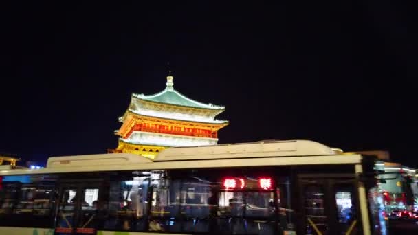 中国西安 2019年7月 中国中部沙克斯省西安市夜景灯火通明的钟楼前交通拥挤 — 图库视频影像