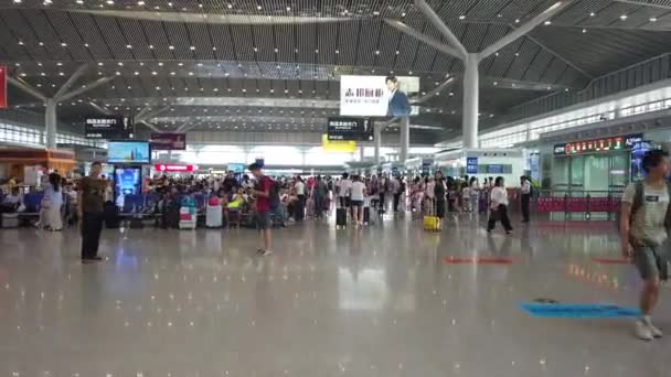 7月2019 西安近代的な高速鉄道駅内の中国人の群衆 — ストック動画