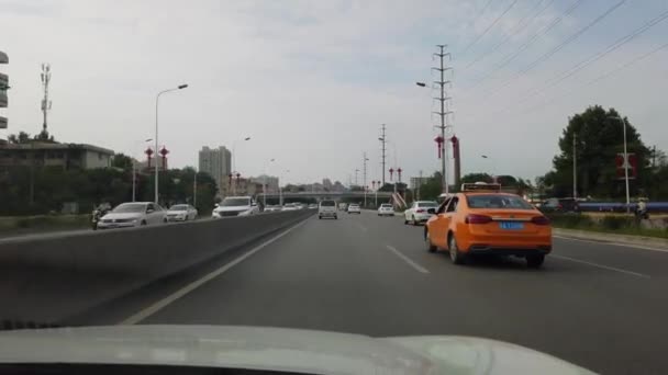 산시성 2019 오렌지 택시가 산시성 여름에 산시성 중심부를 질주하다 — 비디오