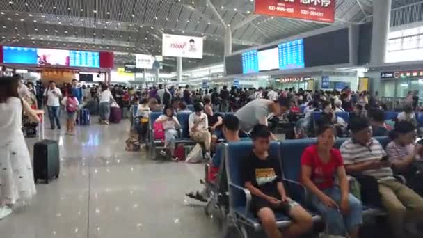 Xian China Julho 2019 Multidões Chineses Dentro Moderna Estação Ferroviária — Vídeo de Stock