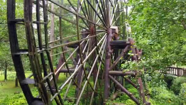 湖南省张家界黄龙洞风景名胜区老磨坊木轮的施工与改造 — 图库视频影像