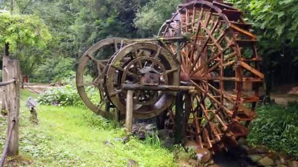 湖南省张家界黄龙洞风景名胜区老磨坊木水轮的施工与改造 — 图库视频影像