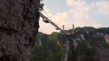 Çin 'deki Zhangjiajie Ulusal Parkı' ndaki Büyük Kanyon 'da dünyanın en uzun ve en uzun cam tabanlı köprüsü.