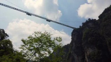 Çin 'deki Zhangjiajie Ulusal Parkı' ndaki Büyük Kanyon 'da dünyanın en uzun ve en uzun cam tabanlı köprüsü.