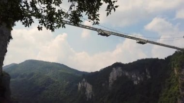 Çin 'deki Zhangjiajie Ulusal Parkı' ndaki Büyük Kanyon 'da dünyanın en uzun ve en uzun cam tabanlı köprüsü.