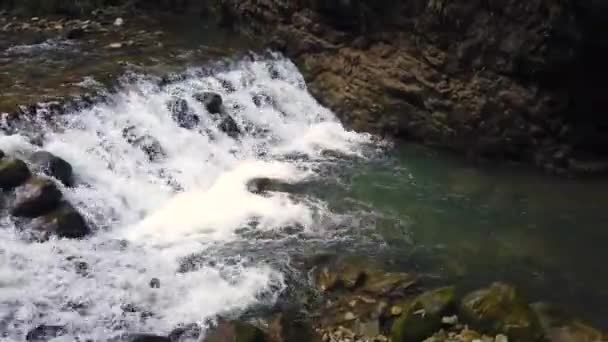 狭い川張家界国立公園 中国の雄大なグランドキャニオンを流れる上で小さなカスケード — ストック動画