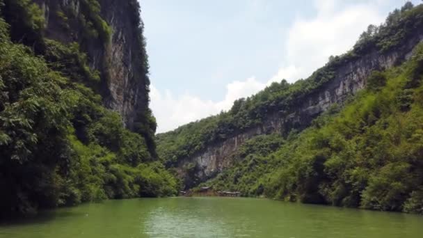 Segeln Auf Dem Wasser Eines Kleinen Schmalen Sees Zwischen Hohen — Stockvideo