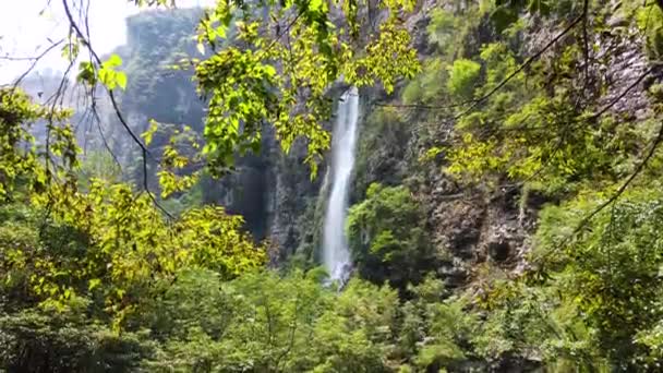 Prachtige Waterval Valt Van Berghelling Majestueuze Grand Canyon Zhangjiajie National — Stockvideo