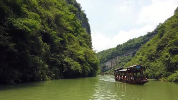 Zhangjiajie China Agosto 2019 Barcos Tradicionales Madera Navegando Las Aguas — Vídeo de stock